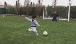 Ronaldo bị con trai đánh bại bằng cú sút 11m kiểu panenka