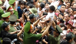 Khoảnh khắc giải cứu trẻ khỏi đám đông tại đền Hùng gây 'bão' mạng xã hội