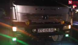 Video: Xe Camry bị kéo lê 15m vì đột ngột cắt ngang đầu xe tải