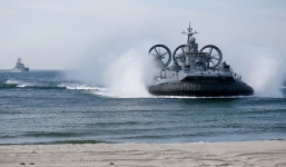Video: Tàu đổ bộ lớn nhất thế giới nã pháo mục tiêu trên biển