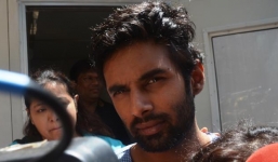 Bạn trai 'Cô dâu 8 tuổi' tự nhốt mình và dọa nhảy lầu tự tử