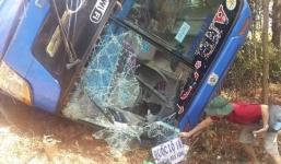 Xe khách bị lật trong đêm, 46 người kêu cứu từ vực sâu 20m