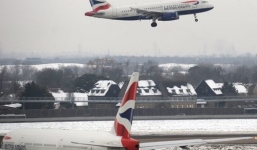 Máy bay chở 137 người va chạm với vật thể bay không người lái