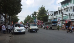 Cảnh sát hộ tống đoàn xe cứu thương chở hơn 300 bệnh nhi