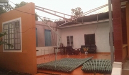 Lốc xoáy kinh hoàng thổi bay mái 320 ngôi nhà ở Huế