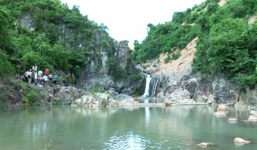 Quảng Bình: Tắm suối, hai chị em chết đuối thương tâm