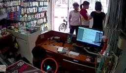 'Nữ quái' xui con nhỏ trộm điện thoại trong cửa hàng gây phẫn nộ
