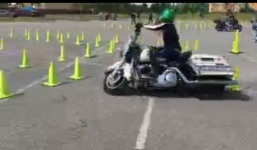 Video: Khó như cảnh sát Mỹ được huấn luyện lái xe