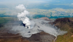 Video: Núi lửa Nhật phun trào sau hai trận động đất