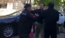 Người đàn ông giận giữ đánh nhân viên giao hàng sau va chạm