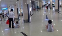 Phẫn nộ cảnh mẹ dửng dưng để con bị đánh, kéo lê tại sân bay Tân Sơn Nhất