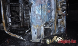 Xe tải bốc cháy nghi ngút, 3 phụ nữ đạp cửa thoát ra ngoài