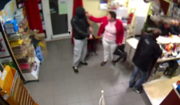 Video: Người phụ nữ vừa bế em bé, vừa đánh cướp vũ trang