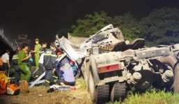 Video: Xe đầu kéo lao xuống sông Hương, tài xế tử vong trong cabin