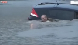 Video: Nước lũ nhấn chìm ô tô, tài xế may mắn thoát chết