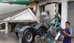 Pha giành đường ngớ ngẩn với xe tải