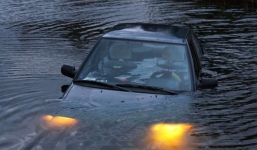 Xử lý tình huống khi xe rơi xuống nước