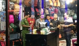 Thiếu nữ chém nhân viên bán hàng để cướp của giữa trung tâm Sài Gòn