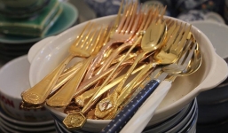 Dân Hà thành “sốt” trào lưu dùng thìa mạ vàng, nạm ngọc 