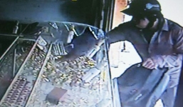 Dùng kìm cộng lực cắt khóa tiệm vàng, trộm 3 tỉ đồng