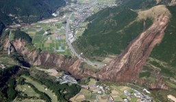 Video: Động đất kép xé toạc mặt đất ở Nhật Bản