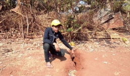 Mặt đất xuất hiện vết nứt bất thường, sâu hơn 2m ở Gia Lai