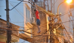 Thanh niên vắt vẻo đu mình trên dây điện, được dân mang chăn ra hứng