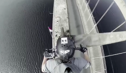 Video: Liều mạng đạp xe qua lan can cầu cao 6 mét, rộng nửa mét