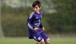 Cậu bé 9 tuổi sở hữu kỹ năng đi bóng như Messi