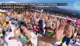 Video: Kỷ lục người mặc áo tắm trượt tuyết ở Nga