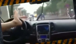 Video: Bức xúc lái xe bằng... chân giữa trời mưa