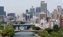 Bắt chước phim hoạt hình, bé gái 6 tuổi nhảy từ tầng 43