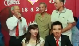Video: Cụ ông 70 tuổi ở Nghệ An hát nhạc trẻ trong đám cưới