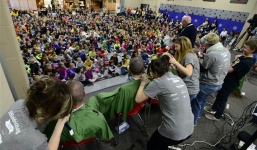 80 giáo viên và học sinh cạo trọc đầu ủng hộ nữ sinh mắc ung thư