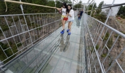 '1001' biểu cảm hài hước khi đi trên cầu kính đáng sợ nhất Trung Quốc