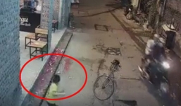 Video: Quán nướng ở Hà Nội bị đối thủ tạt mắm tôm