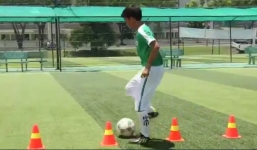 Công Vinh dạy trẻ em học cách vượt chướng ngoại vật trong bóng đá