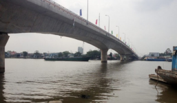 Cảnh sát giải cứu nữ sinh THPT định nhảy cầu tự tử cùng bạn trai