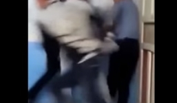 Trung Quốc: Thầy giáo bị gần chục học sinh đánh hội đồng trên lớp