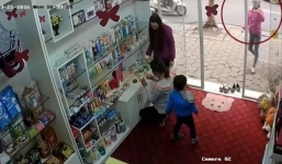 Video: Phẫn nộ những màn người lớn đánh lạc hướng để trẻ nhỏ trộm đồ