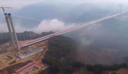 Cận cảnh cầu treo dài 2,4km lơ lửng trên mây ở Trung Quốc