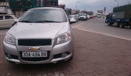 Một phụ nữ lái ô tô lao thẳng vào thanh niên đi xe máy sau xô xát