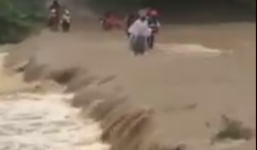 Thót tim nhìn hàng chục giáo viên vượt lũ dữ đến trường