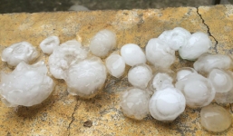 Mưa đá to bằng quả trứng gà ở miền núi Nghệ An