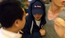 Xiumin (EXO) hoảng hốt ngồi một góc khi bị fan Việt bủa vây giật áo