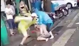 Va chạm giao thông, thanh niên xăm trổ' cầm hung khí bị 2 người 'dạy bảo'