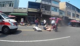 U40 khỏa thân ra đường ăn vạ vì mẹ không mua cho điện thoại