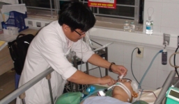 Mang súng ra bàn luận trong lúc nhậu, một người bị đạn bắn xuyên đầu