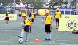 Cầu thủ nhí tâng bóng như Ronaldo tại trại hè bóng đá Dortmund