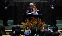 Video: Ngoại trưởng Mỹ bế cháu ngoại đến sự kiện Liên Hợp Quốc